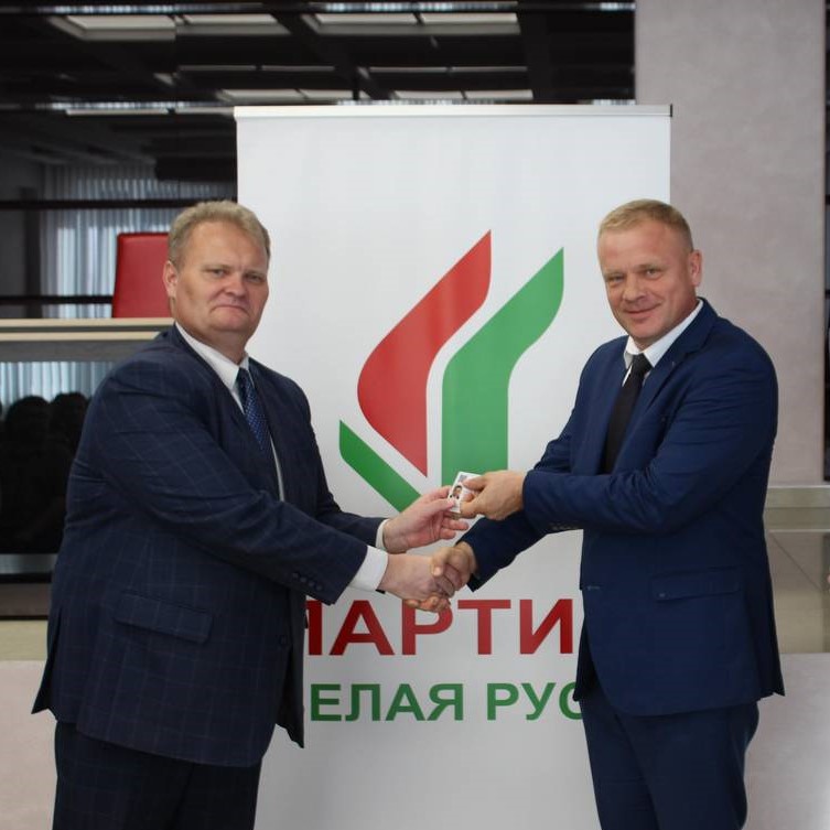 Выдача партийных билетов 
