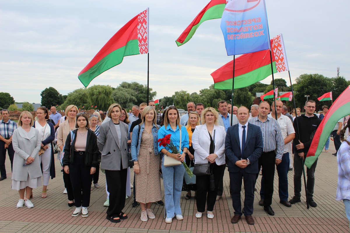 Возложение цветов к вечному огню
