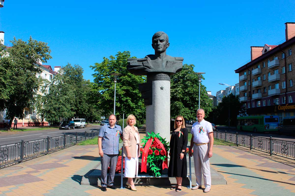 Цветы Герою Беларуси 